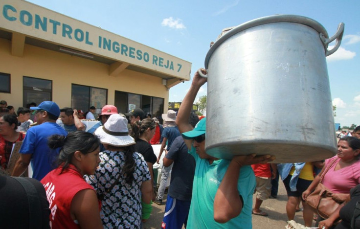 Bolivianos hacen fila en el aeropuerto Viru Viru, en Santa Cruz, para enviar comida a La Paz, el 22 de noviembre de 2019