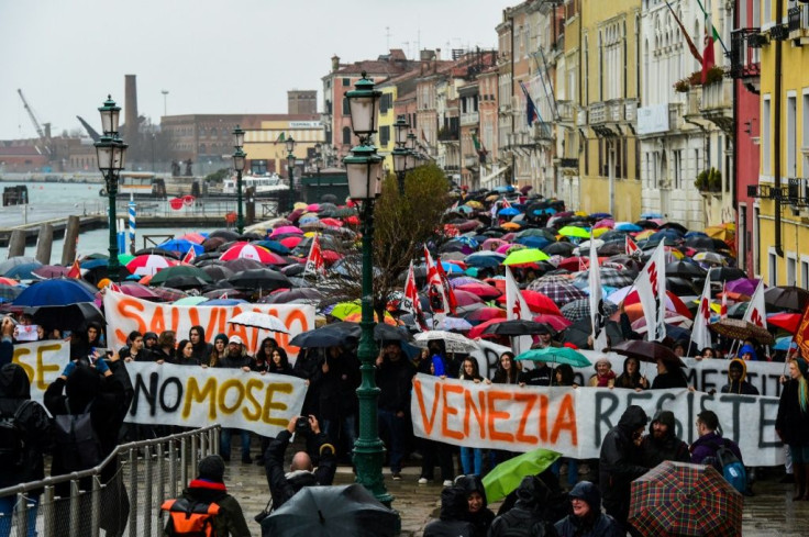 Braving heavy rain, between 2,000 and 3,000 people in Venice answered the call of environmental groups and a collective opposed to cruise ships