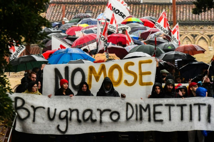 Chanting slogans such as "Venice resist" and calling for Mayor Luigi Brugnaro's resignation, the marchers also appealed for a massive project, MOSE, to be mothballed