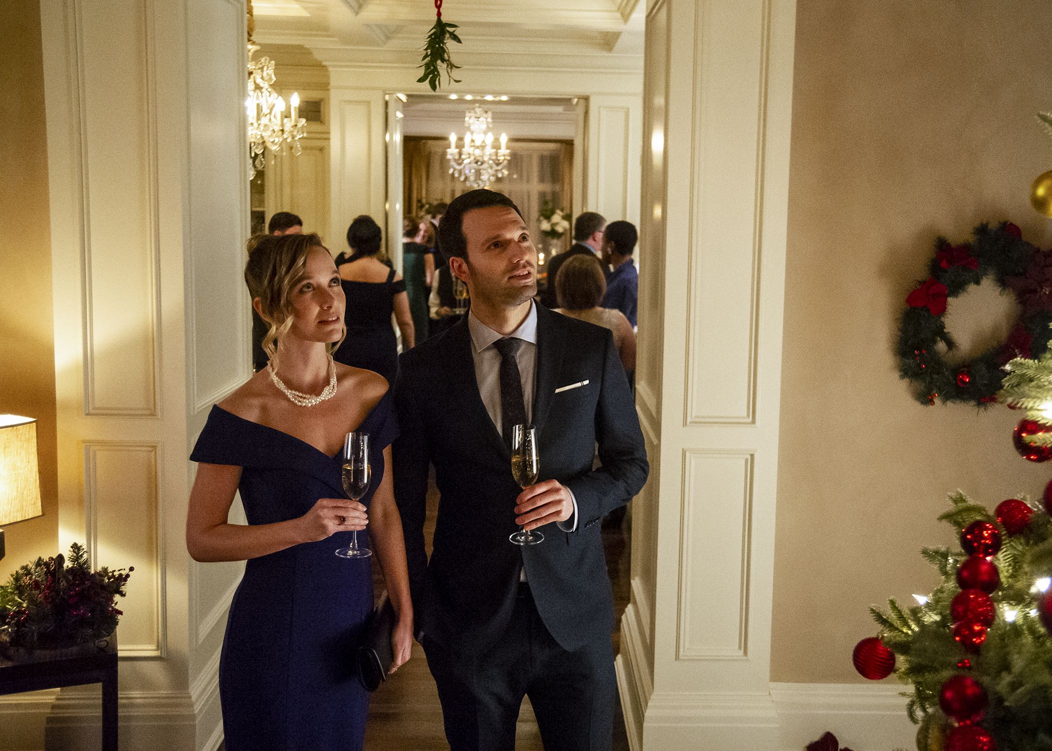 ‘Mistletoe And Menorahs’ Lifetime Movie Premiere Cast, Trailer