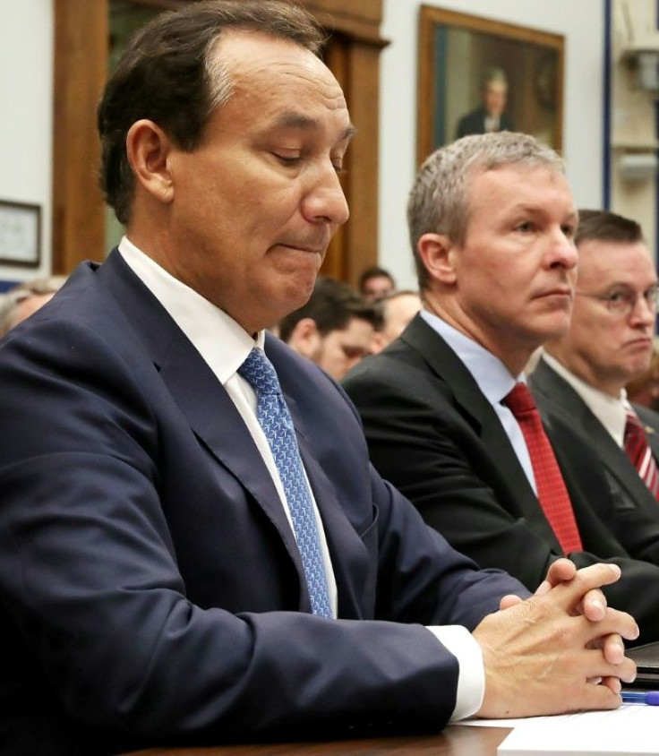 United Airlines CEO Oscar Munoz will depart his post in May, replaced by the company's President Scott Kirby