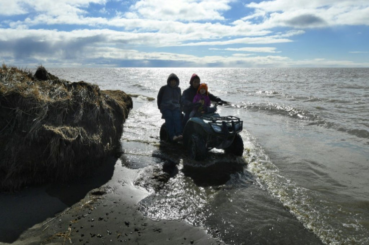 Passage difficile sur la tundra oÃ¹ le permafrost fond, au bord de la mer de BÃ©ring Ã  Quinhagak, dans le delta du Yukon en Alaska, le 12 avril 2019