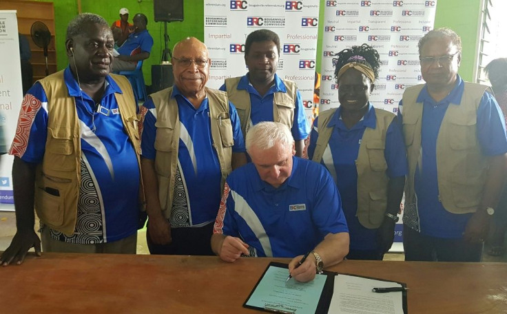 Bougainville Referendum Commission chairman Bertie Ahern (C) says the result sent 'shockwaves' through PNG's government