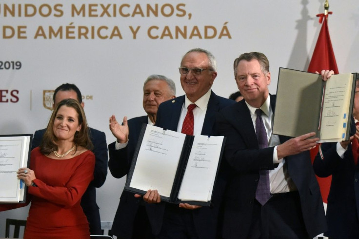 Canadian Vice-Prime Minister Chrystia Freeland (L), United States Trade Representative Robert Lighthizer (R) and Mexican negociatior Jesus Seade (C) show documents after signing in Mexico City on December 10, 2019