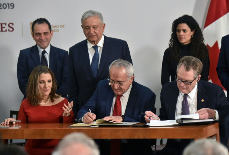 Canadian Vice-Prime Minister Chrystia Freeland (L), US Trade Representative Robert Lighthizer (R) and Mexican negociatior Jesus Seade (C) sign an amended North American trade pact in December 2019