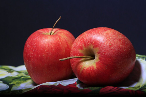 how to reduce risk of heart attack two apples