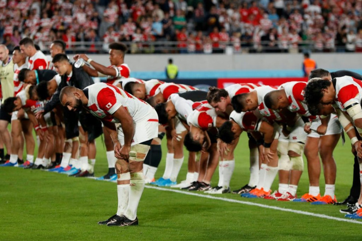 Japan captain  Michael Leitch leads his team in bowing  to the Tokyo crowd after losing to South Africa