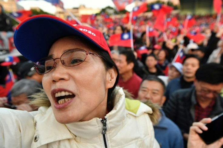 Supporters of Han Kuo-yu chant slogans