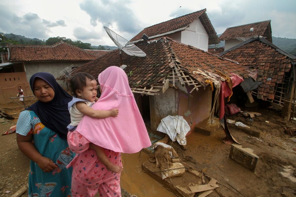 Indonesia Flood Rescuers Hunt For Missing After 43 Killed | IBTimes