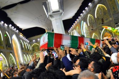 Mourners carry the coffin of Iranian military commander Qasem Soleimani in the Iraqi shrine city of Najaf, ahead of his remains arriving in Iran