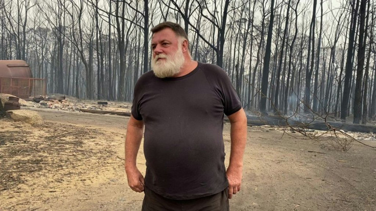 A resident of Budong describes the moments that flames approached his farm in Australia