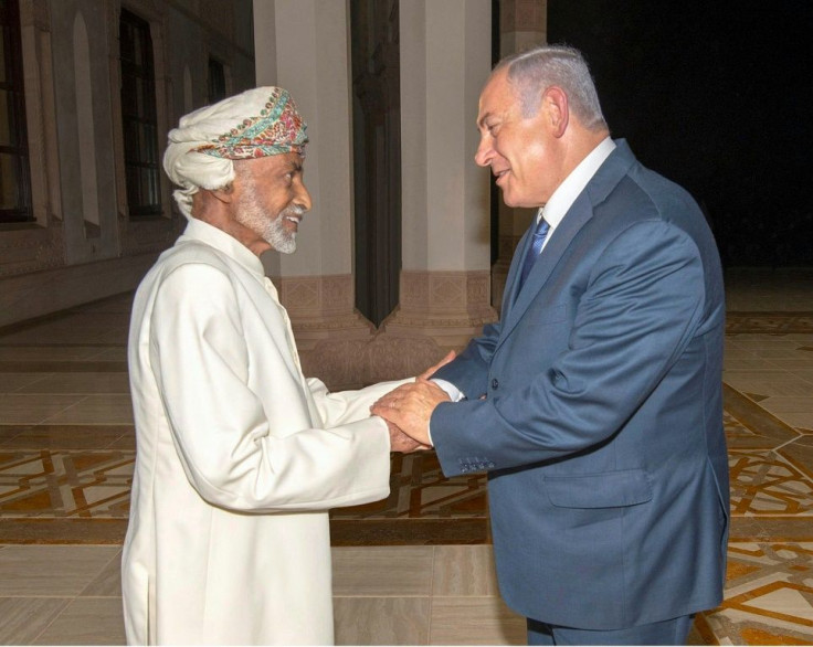 Qaboos meeting Netanyahu in Muscat in October 2018