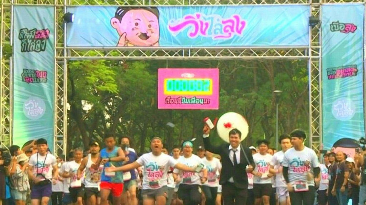 Anti-govt fun run draws thousands of defiant Thais