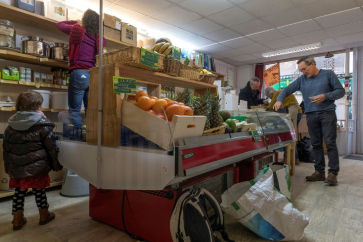 Volunteers at L'Alternateur include a nurse, several teachers and pensioners