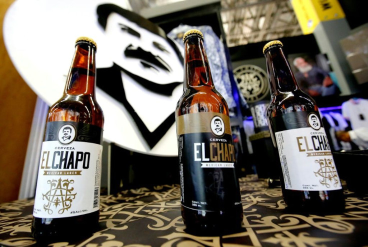 Botellas de la cerveza "El Chapo 701," una marca tambiÃ©n de ropa y accesorios con la imagen del narcotraficante mexicano JoaquÃ­n "Chapo" GuzmÃ¡n, en exibiciÃ³n en la 72Âª ediciÃ³n de la feria de moda IM Intermoda MÃ©xico, en Guadalajara, MÃ©xico, el 14 