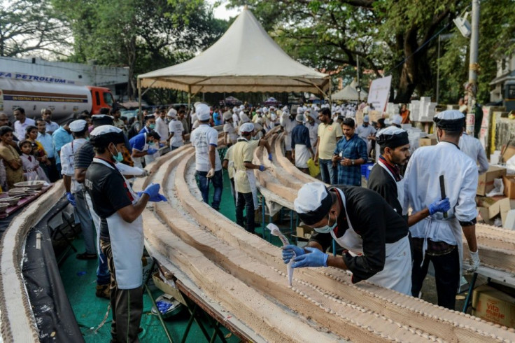Pending confirmation, the cake is about twice the length of the previous record held by a Chinese fruitcake
