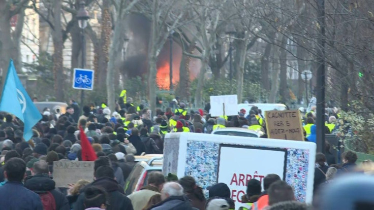 Hundreds of yellow vest supporters took to the streets of Paris, escorted by dozens of riot police as several clashes broke out
