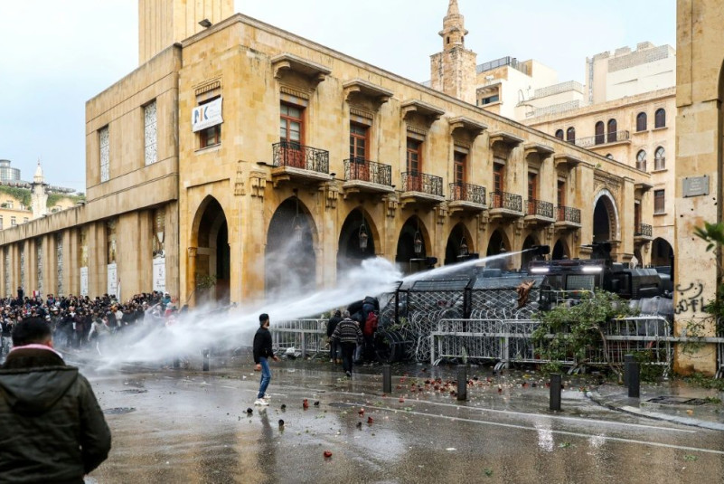 Nearly 400 people were wounded Saturday in clashes between protesers and police in Beirut in the heaviest toll since Lebanon's anti-government demonstrations broke out three months ago