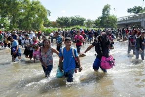 Central American migrants - mostly Hondurans, travelling on caravan to the US- cross the Suichate River, the natural border between Tecum Uman, Guatemala and Ciudad Hidalgo, Mexico, on January 20, 2020