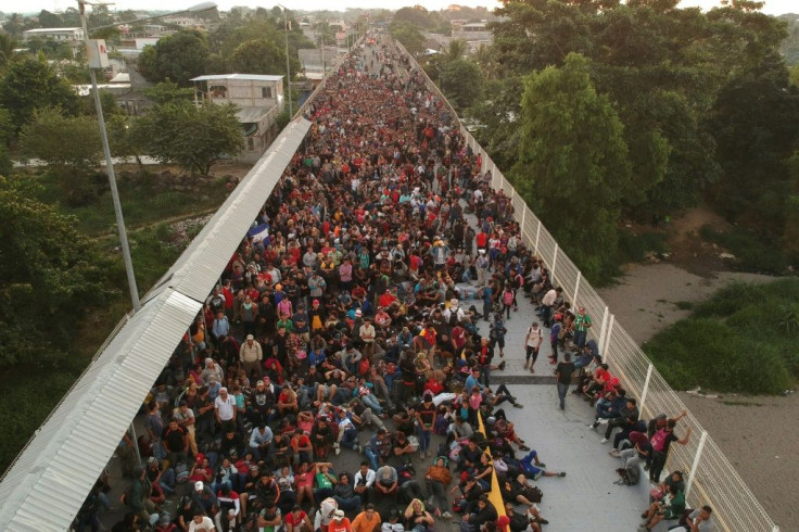 Central American migrants - mostly Hondurans, travelling on caravan to the US- remain at the international bridge that connects Tecum Uman, Guatemala, with Ciudad Hidalgo, Mexico, on January 20, 2020