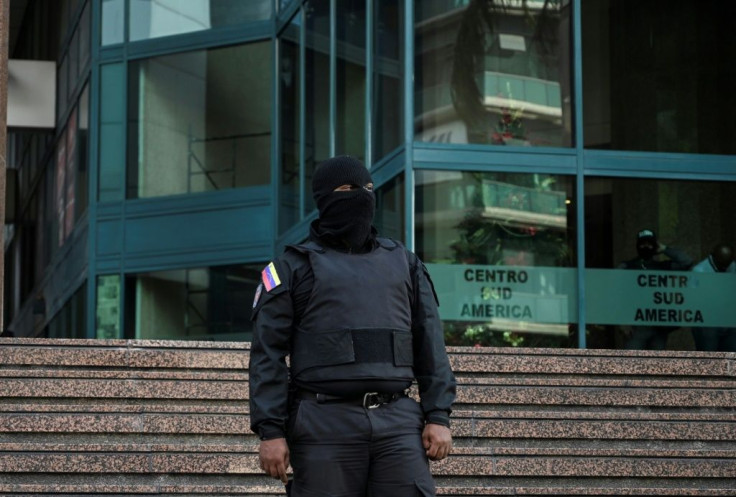 The tower where the offices of Venezuelan opposition leader Juan Guaido are located was surrounded by hooded and armed Sebin intelligence officers dressed in black