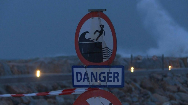 IMAGES After causing two deaths in Spain, Storm "Gloria" is fast approaching the French coast. In Argelès-sur-Mer, in the Eastern Pyrenees, heavy rain has already begun to fall, while waves are getting bigger and bigger.