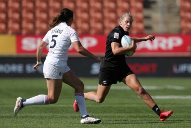 New Zealand's Kelly Brazier (R) looks for a way past England's Helena Rowland during day one of the HSBC World Rugby Sevens series