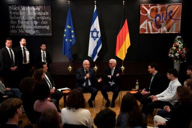 Israeli President Reuven Rivlin next to German President Frank-Walter Steinmeier (R) meet with students of the Moses Mendelssohn Jewish High School in Berlin