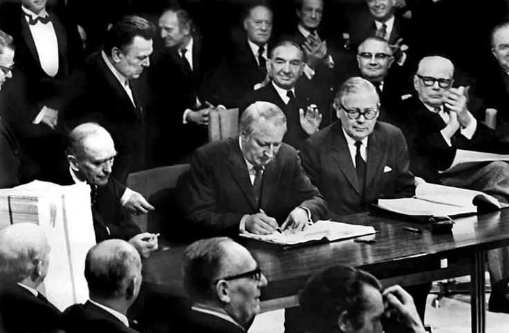British Prime Minister Edward Heath signs the treaty on his country's accession to the European Economic Community on January 22, 1972 in Brussels