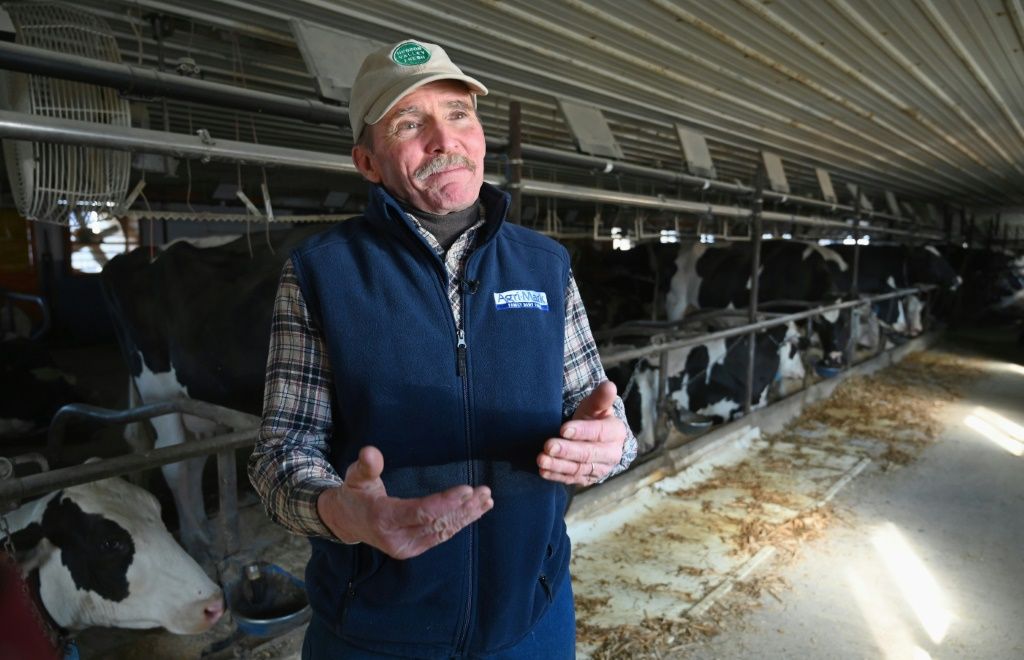 A US Dairy Farmer Works To Cut Back | IBTimes