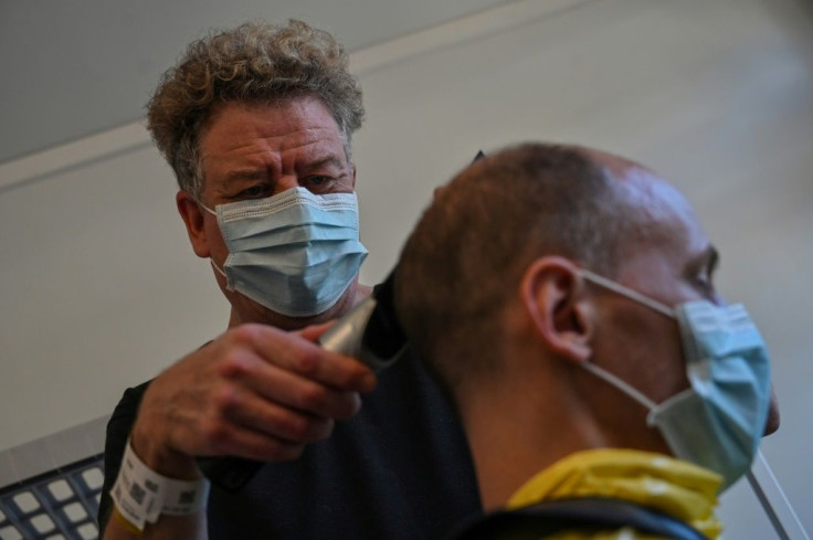 Yann, qui avait un salon de coiffure à Wuhan, coupe les cheveux d'autres rapatriés dans le centre de Carry-le-Rouet où tous sont confinés, le 7 février 2020
