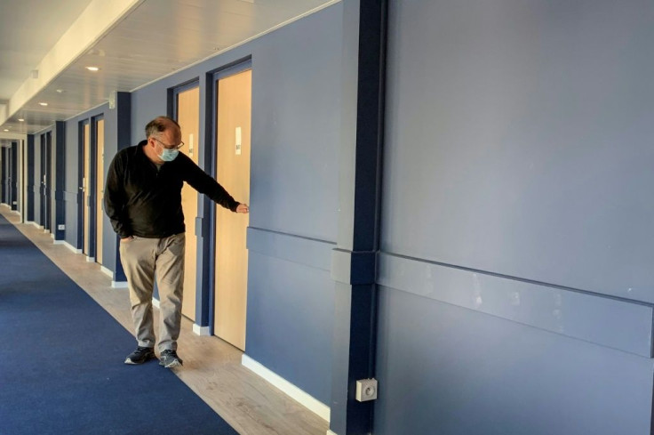 Vincent Lemarié, rapatrié de Wuhan quitte sa chambre dans le centre de vacances de Carry-le-Rouet, le 7 février 2020