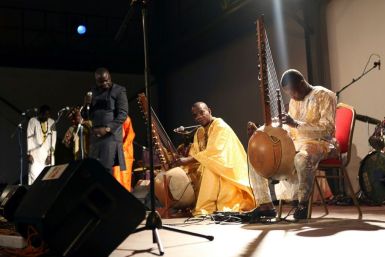 Malian kora players with an instrument similar the one played by Sissoko