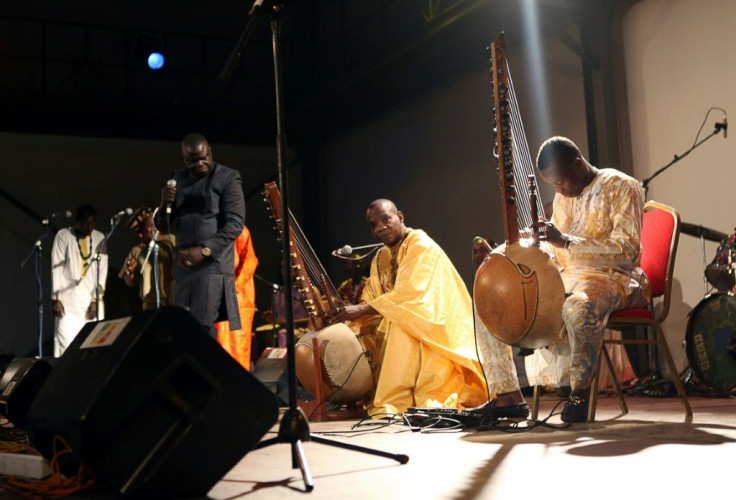 Malian kora players with an instrument similar the one played by Sissoko