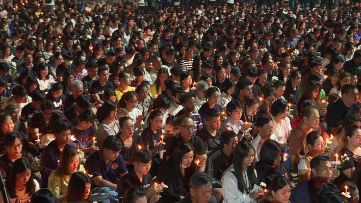 Holding candles and writing condolences as monks chanted prayers, hundreds of Thais held an evening vigil Sunday for the 30 victims of an "unprecedented" mass shooting carried out by a soldier. Duration:01:02