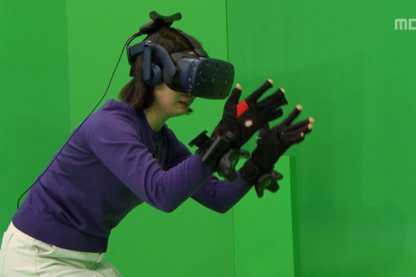 But in the real world, Jang was standing in front of a studio green screen, wearing a virtual reality headset and touch-sensitive gloves