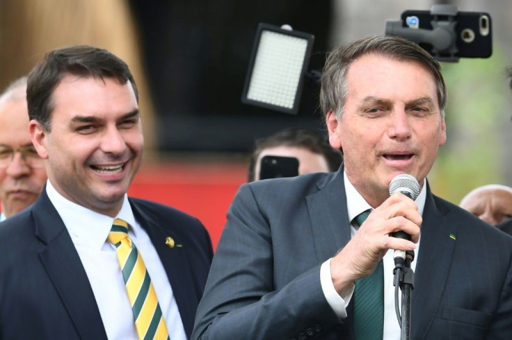 Le président brésilien Jair Bolsonaro (d) et son fils, le sénateur Flavio Bolsonaro, le 21 novembre 2019 à Brasilia