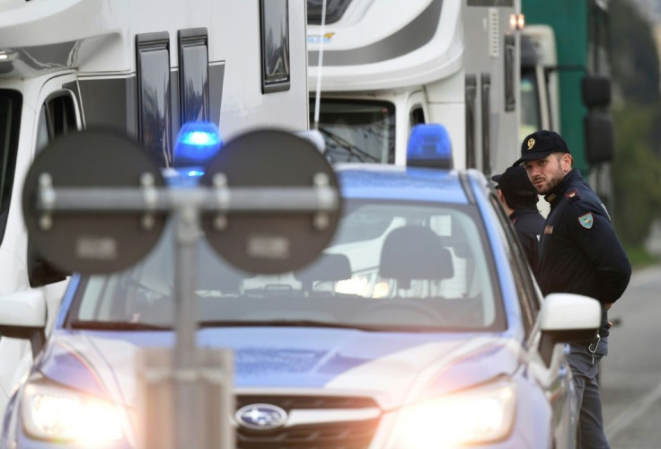 In Casalpusterlengo, police set up checkpoints to stop all vehicles travelling in both directions on the road that leads to Codogno
