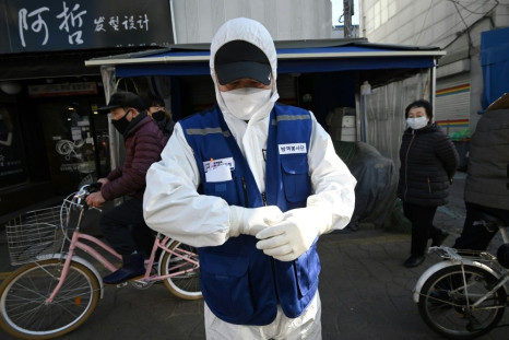 A jump in the number of deaths and infections in South Korea and elsewhere outside China has fanned concerns the COVID-19 outbreak could last longer and hammer the global economy