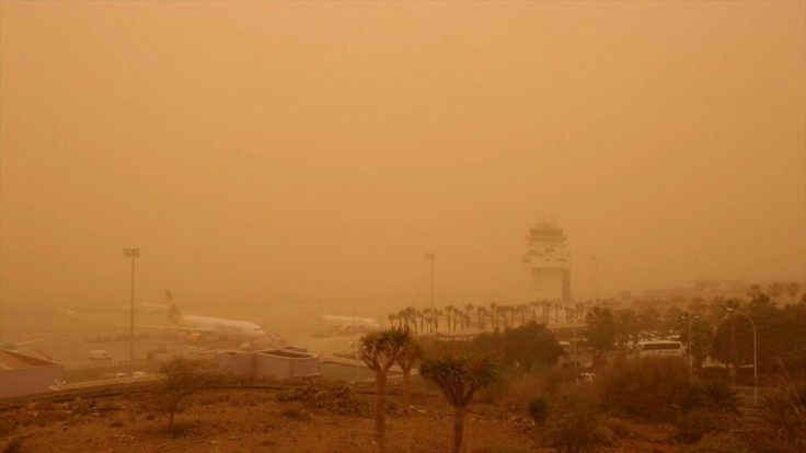 Airports on Spain's Canary Islands were closed again Sunday after a sandstorm hit the archipelago, airport authorities said.