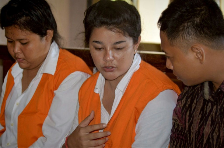 Thais Sanicha Maneetes and Kasarin Khamkhao with an interpreter during their sentencing in Bali