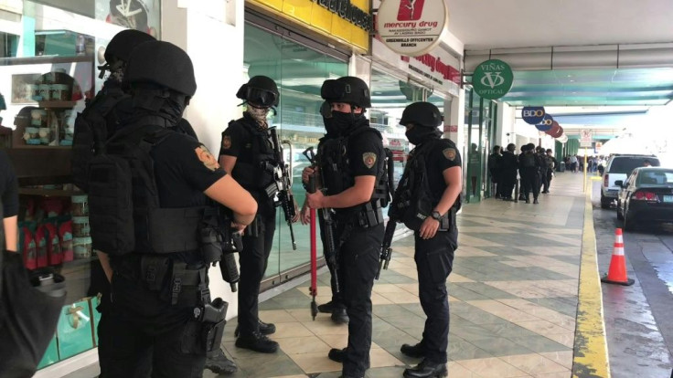 IMAGESHeavily armed police are deployed at a mall in the Philippine capital Manila after reports that a disgruntled employee was holding a group of people hostage.