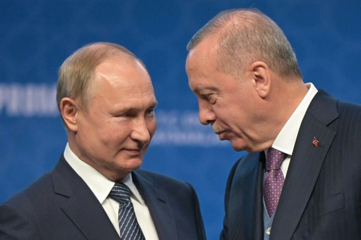 Russian President Vladimir Putin (L) and Turkish President Recep Tayyip Erdogan (R) will try to ease tensions that have threatened to bring their two countries into direct contact