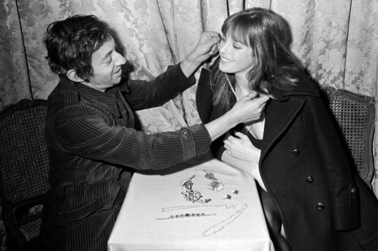 British actress and singer Jane Birkin (R) and French singer and musician Serge Gainsbourg (L), shown here in 1969 at a new exhibition at a Parisian jeweler