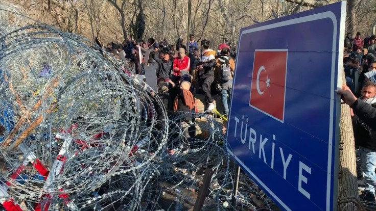 Migrants still stranded on the border between Turkey and Greece, increasingly exasperated, have called on Greece to let them through, chanting "freedom", "peace" and "open the doors".