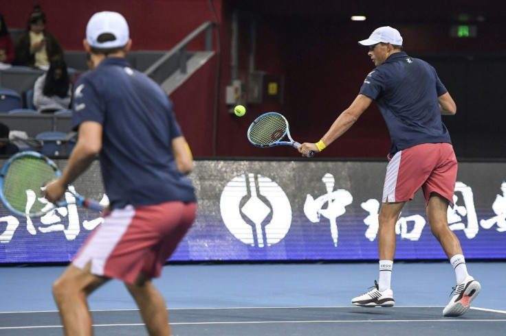 It was a sweet Davis Cup farewell for US doubles duo Bob and Mike Bryan in Hawaii, defeating Sanjar Fayziev and Denis Istomin 6-3, 6-4