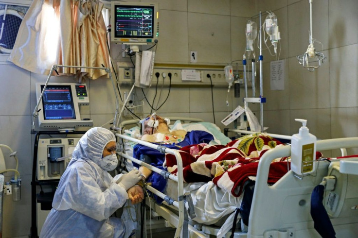 An Iranian medic treats a patient infected with the COVID-19 virus at a hospital in Tehran in March 2020