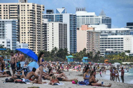 The "Spring Break" held by US colleges and universities is peak season for Miami Beach, and tourists still flocked to the sand ignoring the new coronavirus pandemic