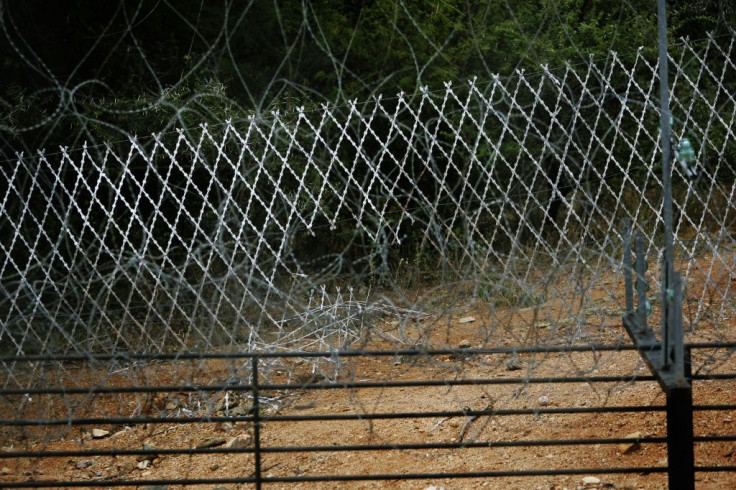 South Africa says it will fix the damaged fence at its Beit Bridge border post with Zimbabwe to help prevent the spread of coronavirus