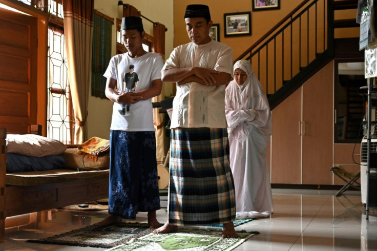 Noon Islamic prayers at home after Muslims were called on to avoid religious gatherings